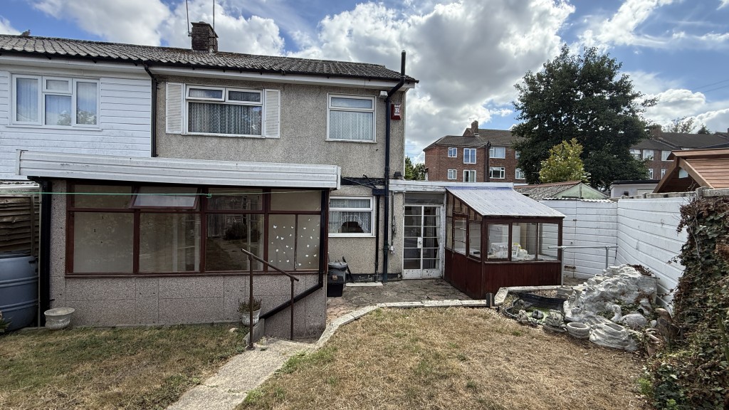 Lot: 81 - VACANT SEMI-DETACHED HOUSE REQUIRING MODERNISATION - External image of rear of property from garden